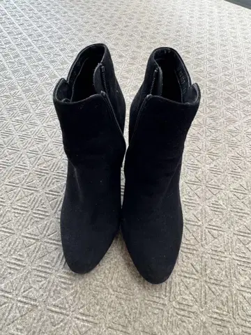 블랙 스웨이드 부티 지퍼 포함