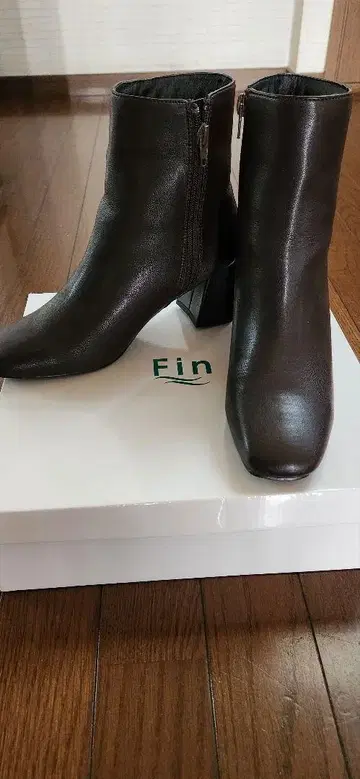 Fin 스퀘어토 청키힐 부츠 브라운 S