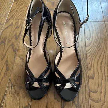 새상품 앱와이어 럭스 리본 비쥬 샌들 23.0cm 에나멜