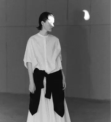 미즈이로 인드 화이트 셔츠