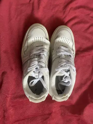 화이트 가죽 스니커즈 라코스테