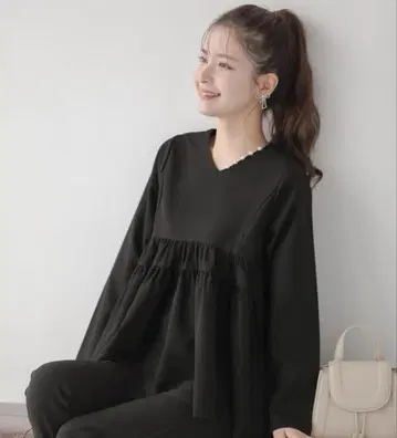 택 포함 새상품*fitmore V넥 펄 개더 플레어 상의