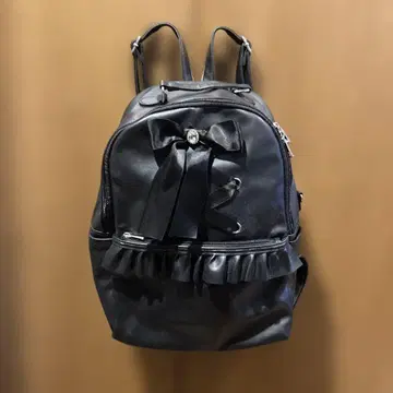 리본과 프릴이 달린 블랙 백팩