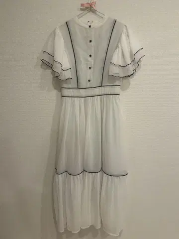 프릴 달린 화이트 롱 원피스