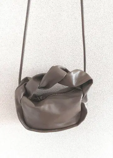 다크 브라운 가죽 핸드백