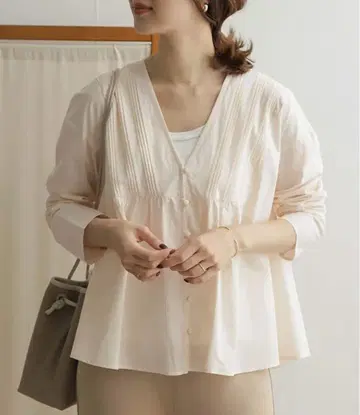 핀턱 요크 V넥 블라우스
