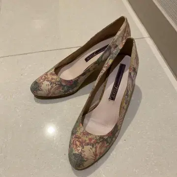 꽃무늬 중간 힐 펌프스