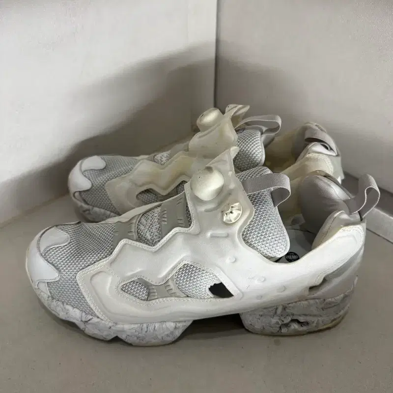 리복 REEBOK 인스타 펌프 퓨리 270 마블