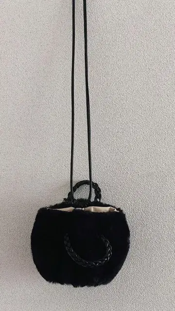 블랙 퍼 핸드백