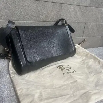 일비종떼 숄더백 원통형 플랩 올 가죽 블랙