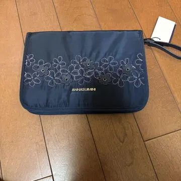 ANNASUMINI 네이비 꽃무늬 자수 파우치
