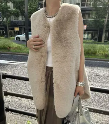 DouDou 퍼 베스트 베이지 슬리브리스