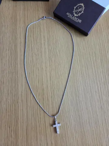스톤 부착 크로스 펜던트 목걸이
