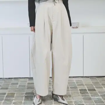 AIC. 커브 실루엣 턱 팬츠
