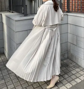시착만 한 상품 베이지색 롱 코트 플리츠 백 벨트 포함