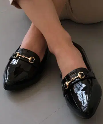 [미사용] 에나멜 스틸레토 플랫슈즈 블랙 아쿠아 가라지
