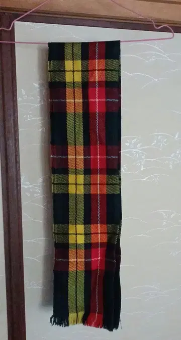 체크 무늬 프린지 달린 머플러