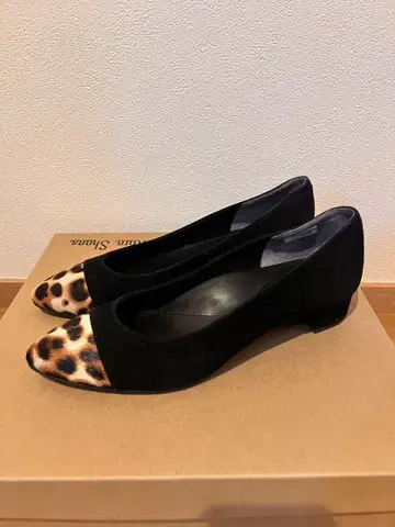 REGAL 24.5cm 블랙 레오파드 무늬 펌프스 로우힐