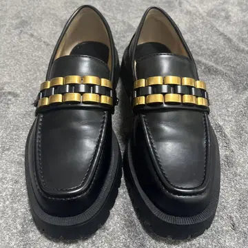 ZARA 블랙 로퍼 골드 체인 장식