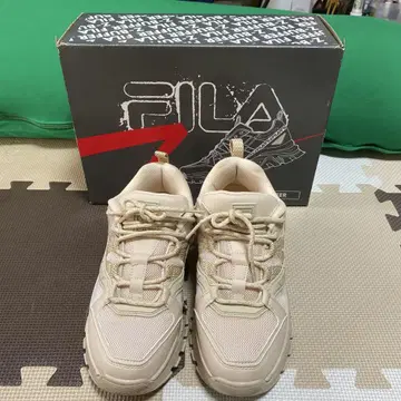 FILA 베이지 스니커즈