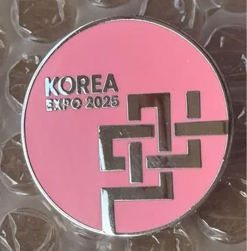 KOREA 코리아 한국관 스태프 핑 여성 어텐던트용 복숭아색 핀 배지