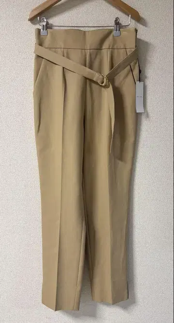 BEIGE, 베이지 테이퍼드 슬랙스 벨트 포함