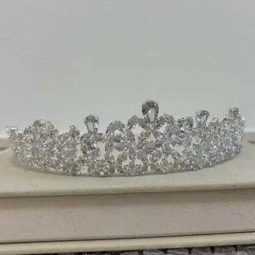 크리스탈 장식의 티아라