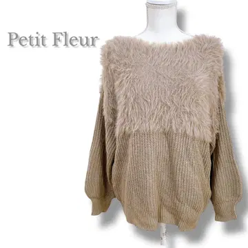 새상품급 Petit Fleur 샤기 절개 니트 긴팔 이소재 도킹