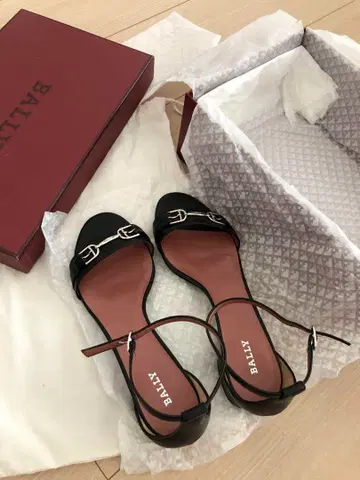 새상품 미사용 BALLY 발리 블랙 스트랩 샌들 24cm
