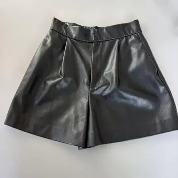 ZARA 가죽 숏팬츠 인조 가죽