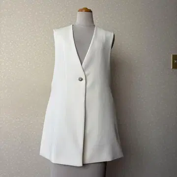 ZARA 화이트 슬리브리스 비쥬 베스트