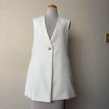 ZARA 화이트 슬리브리스 비쥬 베스트