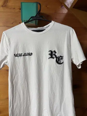 LOVE DIES Re 자수 T셔츠 화이트
