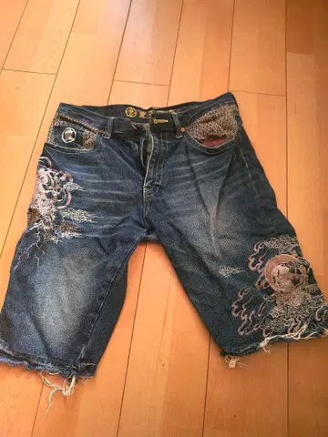 자수 장식 다크 블루 숏 데님 팬츠