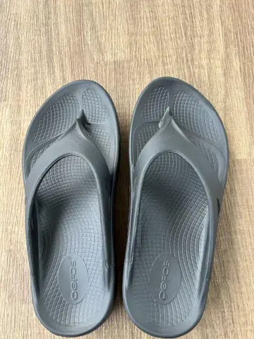 Oofos 블랙 비치 샌들