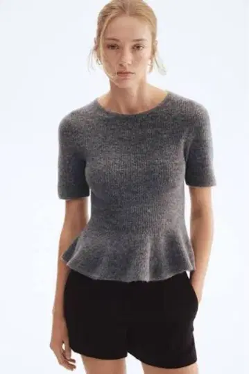 [ 완판템 ] H&M 페플럼 니트 택 포함 새상품