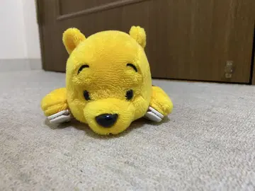 어깨 위 푸우 봉제 인형