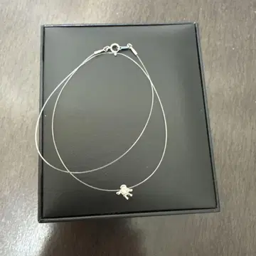 미키 손 모양 와이어 목걸이, 목걸이