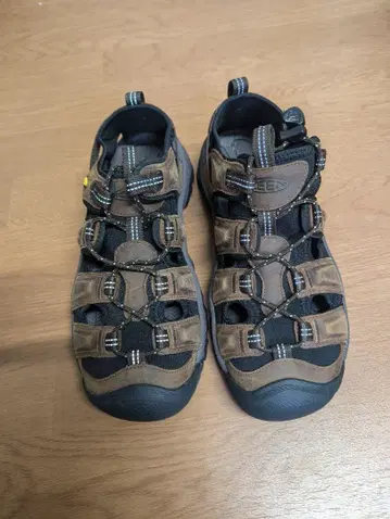 KEEN 브라운 샌들