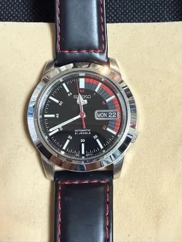 SEIKO 5 남성용 자동 손목시계 블랙/빨간색 날짜 표시
