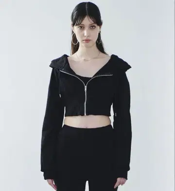 PELLICULE 블랙 크롭 후드티 후드 부착