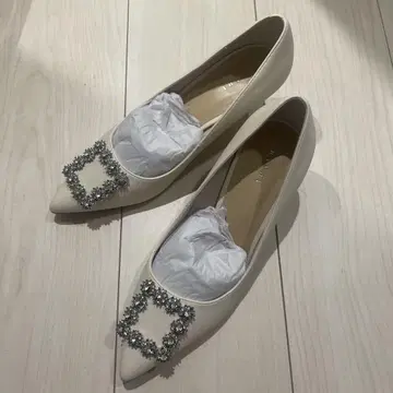 화이트 비쥬 장식 펌프스