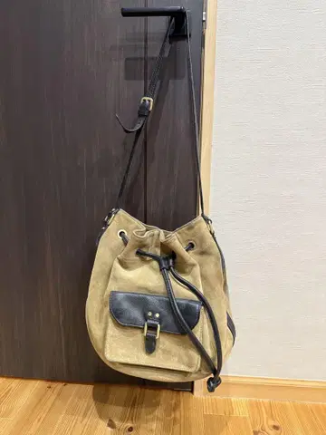 베이지 스웨이드 드로우 스트링 숄더백