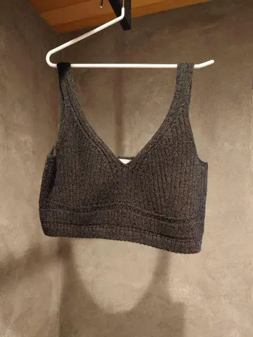 유니클로 x Mame Kurogouchi의 3D 리브 니트 브라