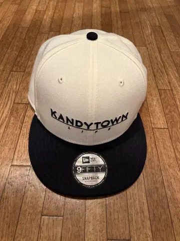 KANDYTOWN 베이지 x 네이비 캡 & 블랙 맨투맨
