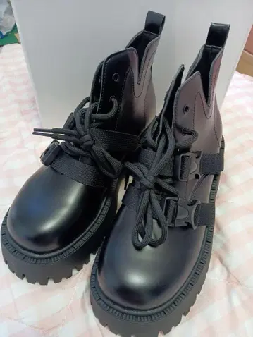블랙 통굽 부츠 스트랩 포함