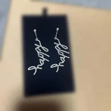 스와로브스키 스크립트 스타일 롱 귀걸이