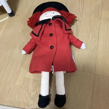 빨간색 코트의 마들렌 인형 래그돌