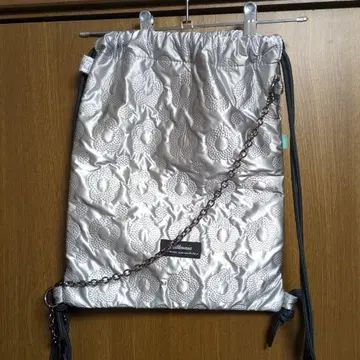 실버 퀼팅 체인 냅색