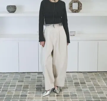 AIC. 커브 실루엣 턱 팬츠
